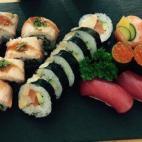El chef de Hiroki Sushi contempla el concurso como un examen. Su receta más de autor combina un futomaki cremoso y agridulce de vieira crujiente, salmón fresco, aguacate y mayonesa japonesa, y un dragon maki que él describe como "original, co...