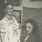 Imagem anônima de Frida Kahlo fazendo tranças em Rosa Covarrubias, 1940, papel de gelatina e prata
