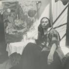Frida ao lado de uma tela