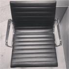 CREADOR: Charles y Ray Eames

FECHA: 1958

PAÍS: Estados Unidos

QUÉ ES: Una silla, especialmente de oficinas.

CURIOSAMENTE... El truco está en la estructura: son dos piezas laterales de aluminio (de ahí su nombre) con tela acolchada o piel...