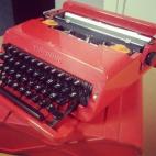CREADOR: Ettore Sottsass para Olivetti

FECHA: 1969

PAÍS: Italia

QUÉ ES: Una máquina de escribir

CURIOSAMENTE... Era portátil, ligera y fácil de transportar al ser realizada en plástico moldeado y tener asa y caja.