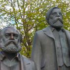 Estatua de Karl Marx y Friedrich Engels en el&nbsp;Marx-Engels-Forum de Mitte (Berl&iacute;n).