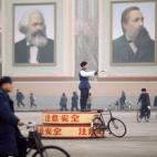 Retratos de Marx y Engels en la plaza de Tiananmen de Pek&iacute;n (China) durante la Revoluci&oacute;n Cultural, en 1973.&nbsp;