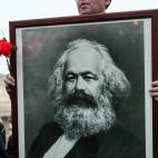 Un hombre porta el retrato de Marx en el centenario de la revoluci&oacute;n bolchevique de 1917, el pasado noviembre en Mosc&uacute;.&nbsp;
