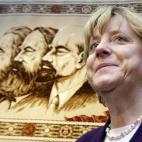 Angela Merkel, canciller alemana y l&iacute;der de los democristianos alemanes, ante los retratos de Karl Marx, Friedrich Engels y Vladimir Ilyich Lenin en el Stasi-Museum de&nbsp;Berlin, en 2005.&nbsp;
