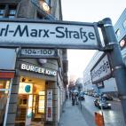 Un Burger King en la esquina de la Karl-Marx-Strasse 100, en Berl&iacute;n.