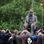 Un grupo de trabajadores levanta la estatua de Marx en Berl&iacute;n, para protegerla ante las obras del metro en la capital germana.&nbsp;