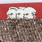 Miembros del Partido de los Trabajadores de Etiop&iacute;a cantan ante los retratos de&nbsp;Karl Marx, Friedrich Engels y&nbsp;Vladimir Ilyich Lenin. La imagen se tom&oacute; el 13 de septiembre de&nbsp;1987 en Addis Abeba, en el&nbsp;13&ordm;&n...