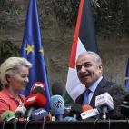 El primer ministro palestino, Mohamed Stayeh, recibe a la presidenta de la CE,&nbsp;Ursula von der Leyen, en Ramallah.