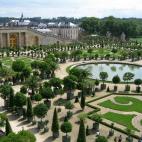 Luis XIV construyó este palacio para huir a las afueras de Paris y de todos los problemas sociales. Ese aislamiento político condujo a la Revolución Francesa. Es uno de los más grandes del mundo con más de 700 habitaciones, 2.000 ventanas, ...