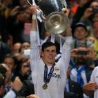 Real Madrid's Gareth Bale lifts the UEFA Champions League Trophy after the UEFA Champions League Final at at the Estadio da Luiz, Lisbon, Portugal.