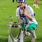 Real Madrid's Gareth Bale celebrates with the UEFA Champions League Trophy