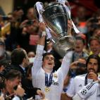 Real Madrid's Gareth Bale celebrates with the UEFA Champions League Trophy after the UEFA Champions League Final at at the Estadio da Luiz, Lisbon, Portugal.