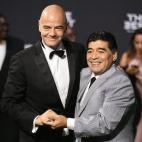 Gianni Infantino y Diego Armando Maradona