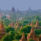 La antigua ciudad de Bagan fue, en su día, la capital del Reino de Pagan, el primer reino que unió todos los territorios que actualmente forman Myanmar (Birmania). A día de hoy hay más de 2.200 templos y pagodas en el Viejo Bagan, lo que lo ...
