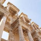 Éfeso es, sin lugar a dudas, uno de los yacimientos arqueológicos más importantes del mundo. Fundada en el siglo IX a.C. a orillar del Mar Egeo, llegó a ser la capital del Asia Romana, con una población de más de 300.000 personas. Su teatr...