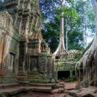 La antigua ciudad camboyana de Angkor, a poca distancia de la actual Siem Riep, alojó en su día las capitales del Imperio jemer, que dominó el sureste asiático entre los siglos IX y XV. En 1992 Angkor fue declarada Patrimonio de la Humanidad...