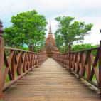 Aunque todos identificamos a Bangkok como la capital de Tailandia, pocos saben que Sukhothai también lo fue. De hecho, fue la capital del primer reino tailandés, el llamado reino de Sukhothai. Las ruinas de esta antigua ciudad aún se pueden v...