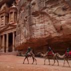 Al oeste de Jordania se encuentra Petra, uno de los enclaves arqueológicos más famosos del mundo por su espectacularidad. Petra, que fue en su día capital del antiguo reino nabateo, se fundó en el siglo VIII a.C. y, aún en la actualidad, se...