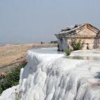De nuevo en Turquía, Pamukkale es también conocida como "el castillo de algodón" por su inmaculado color blanco, debido a las grandes cantidades de bicarbonato y calcio que contiene el agua de la zona. Antiguamente se hallaba en lo alto una c...