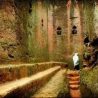 Lalibela es una antigua ciudad monástica etíope, conocida por algunos viajeros como "la Petra de África" o "la Jerusalén Negra". A unos 2.600 metros de altitud se alza esta ciudad conocida mundialmente por SU conjunto de once iglesias excava...