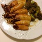 Con calamares pequeños, brócoli, mostaza, salsa de soja y perejil picado. Puedes ver aquí la receta completa.
