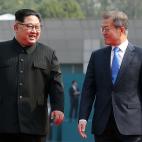 Moon y Kim caminan juntos tras el recibimientos oficial.