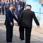 Kim cruza la frontera hacia Corea del Sur, convirti&eacute;ndose en el primer l&iacute;der norcoreano en hacerlo desde 1953.