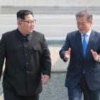 Los l&iacute;deres de las dos Coreas charlan tras la recepci&oacute;n oficial tras la llegada de la delegaci&oacute;n norcoreana.
