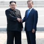 Posado oficial tras la primera toma de contactos entre Kim y Moon.
