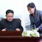La hermana de Kim, Kim Yo-jong, asiste al l&iacute;der norcoreano en la firma del libro de visitas.