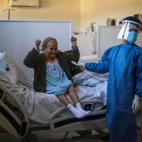 Blanca Ortiz, de 84 a&ntilde;os, celebra su alta tras sufrir Covid en un hospital de Buenos Aires.&nbsp;