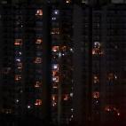 Balcones iluminados en Greater Noida, un suburbio de New Delhi, durante el confinamiento.&nbsp;