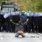 Un manifestante se enfrenta a los antidisturbios durante una protesta antigubernamental en Budapest (Hungría).