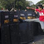 Un estudiante propina una patada voladora al escudo de un antidisturbios durante un rally frente al palacio presidencial de Jakarta (Indonesia) contra los planes del Gobierno de subir los precios del petróleo.