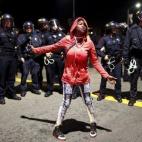 Una joven negra pide a la policía que la libere después de ser rodeada durante una manifestación nocturna contra la violencia policial contra los negros en Oakland, California.