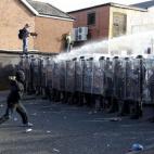 Jóvenes nacionalistas se enfrentan a los antidisturbios en Ardoyne, al norte de Belfast (Irlanda del Norte).