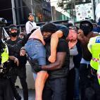 Patrick Hutchinson, un manifestante contra el racismo policial, rescata a un manifestante blanco en las calles de Londres, en junio.&nbsp;&nbsp;