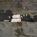 Enterradores con equipos de protecci&oacute;n entierran a muertos por Covid en Hart Island, Nueva York, en abril.&nbsp;