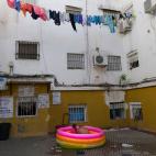 Dos personas est&aacute;n sentadas en una piscina de pl&aacute;stico en Sevilla, Espa&ntilde;a, el 19 de agosto de 2020.