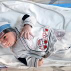 Un beb&eacute; reci&eacute;n nacido, con m&aacute;scara protectora por el Covid, en un hospital de&nbsp;Ankara, Turqu&iacute;a.&nbsp;