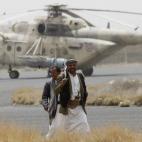 Un rebel de hutí, en el aeropuerto de Sanaa, la capital. El control opositor es total en la zona e incluso tienen en sus manos material militar avanzado.