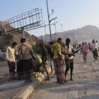 Vecinos de Aden, hacia donde acuden los rebeldes, se preparan con armas.