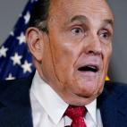Rudy Giuliani, abogado de Donald Trump, sudando tinte mientras insiste en que hubo fraude electoral en los comicios de noviembre.