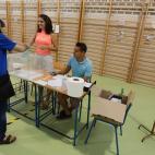 Un hombre ejerce su derecho al voto en el CEIP Malala de Mairena del Aljarafe en Sevilla.