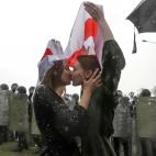 Dos chicas se besan durante una protesta contra el Gobierno de Bielorrusia en la capital,&nbsp;Minsk, el 30 de agosto.&nbsp;