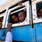 Refugiados que abandonan Etiop&iacute;a por el conflicto en Tigray se despiden camino de un campamento temporal, en&nbsp;Hamdayet, Sud&aacute;n, el 1 de diciembre.