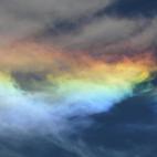 El arcoíris de fuego puede observarse muy pocas veces. También llamado arco circunhorizontal, es un fenómeno óptico que parece un arcoíris horizontal, pero se diferencia en que es causado por la refracción de luz a través de cristales de ...