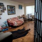 El cuerpo de Ricardo Noriega, de 77 a&ntilde;os, en el suelo de su casa en Lima, tras no recibir ayuda m&eacute;dica pese a sufrir coronavirus.&nbsp;