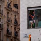 Una familia asomada al balc&oacute;n durante el confinamiento, en Barcelona.&nbsp;